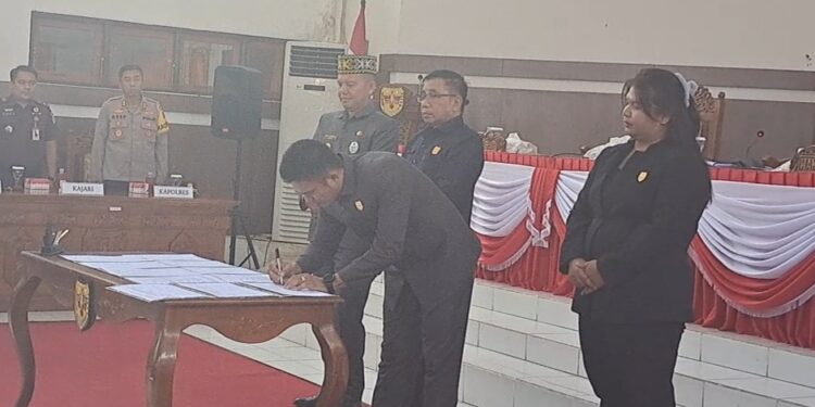 Penandatanganan kesepakatan bersama saat rapat paripurna di Kuala Kurun, Senin (20/11/2023). (MASAPNEWS/GCM)