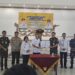 Bupati Gunung Mas Jaya S Monong dan Kajari Sahroni menunjukkan MoU yang baru saja ditandatangani. (MASAPNEWS/GCM)