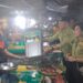 Bupati Gunung Mas Jaya S Monong, didampingi Ketua FKGMS Mimie Mariatie dan Camat Kurun Iltem, membagikan tempat sampah kepada salah satu pedagang di Pasar Lama Kuala Kurun, Kecamatan Kurun, Rabu (29/11/2023). (MASAPNEWS/GCM)