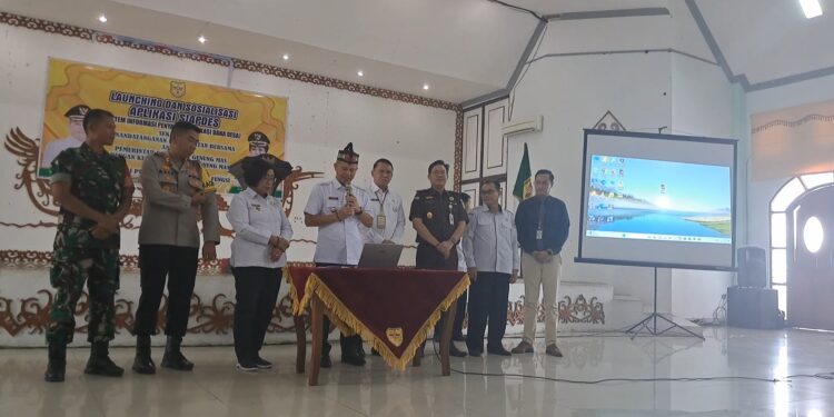 Bupati Gunung Mas Jaya S Monong didampingi sejumlah pejabat meluncurkan aplikasi SIAPDES di Kuala Kurun, Rabu (29/11/2023).