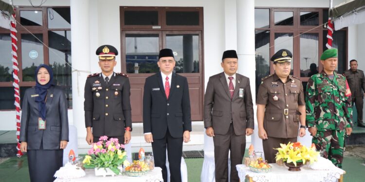 Sekda Gunung Mas Richard (ketiga dari kiri) dan forkopimda saat upacara Hari Sumpah Pemuda di Kuala Kurun, Rabu (1/11/2023). (IST)