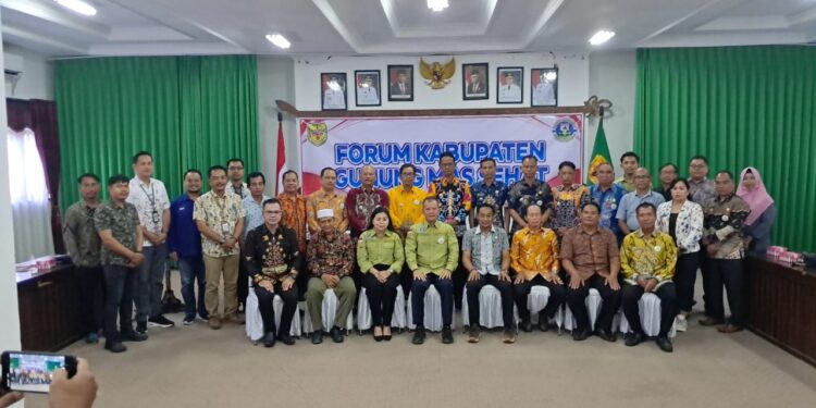 .Bupati Gunung Mas Jaya S Monong bersama pengurus FKGMS. (IST)