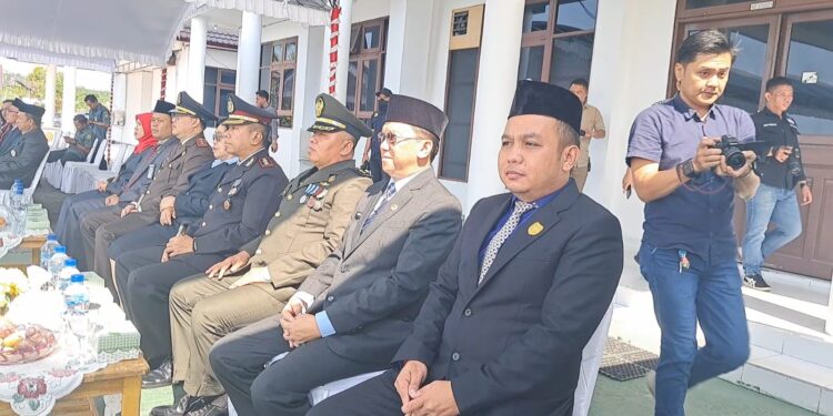 Anggota DPRD Kabupaten Gunung Mas Evandi dan lainnya saat upacara Hari Pahlawan di Kuala Kurun, Jumat (10/11/2023). (MASAPNEWS/GCM)