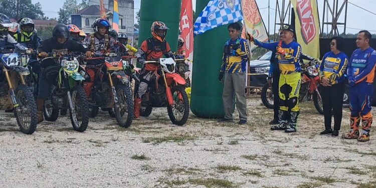 Bupati Gunung Mas Jaya S Monong melepas rider trail adventure di Kuala Kurun, Sabtu (11/11/2023). (MASAPNEWS/GCM)