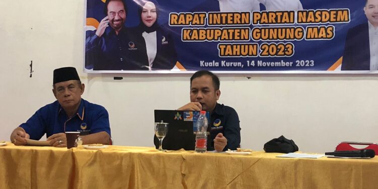 Ketua Partai NasDem Kabupaten Gunung Mas Evandi (kanan) saat membuka kegiatan internal partai di Kuala Kurun, Selasa (14/11/2023). (IST)