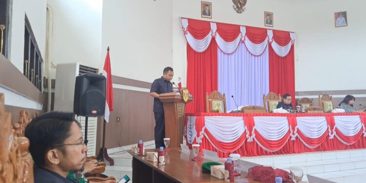 Ketua Fraksi Nasdem-Hanura DPRD Kabupaten Gunung Mas, Evandi menyampaikan pandangan umum saat rapat paripurna di Kuala Kurun, Selasa (14/11/2023). (MASAPNEWS/GCM)
