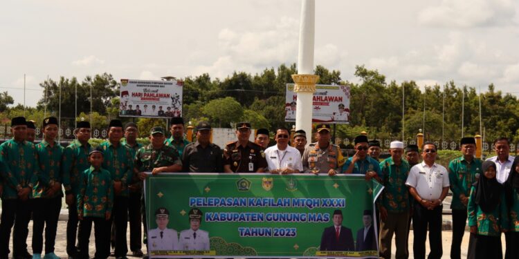 Sekda Gunung Mas Richard bersama sejumlah pejabat dan kafilah berfoto bersama. (Foto : Diskominfosanti Kabupaten Gunung Mas)