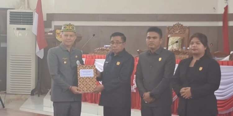 Bupati Gunung Mas Jaya S Monong menyampaikan raperda tentang pendirian BUMD PDAM kepada DPRD. (MASAPNEWS/GCM)