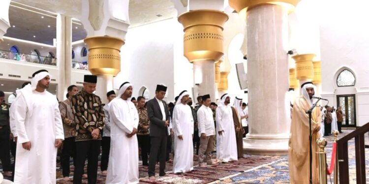 Arsip Foto Presiden Jokowi melaksanakan salat tarawih berjamaah bersama Menteri Energi dan Infrastruktur Persatuan Emirat Arab Suhail Mohammed Al Mazroei di Masjid Raya Sheikh Zayed, Kota Surakarta, Jawa Tengah, Senin (10/4/2023) (MASAPNEWS/ANT/HO-Biro Pers Sekretariat Presiden)