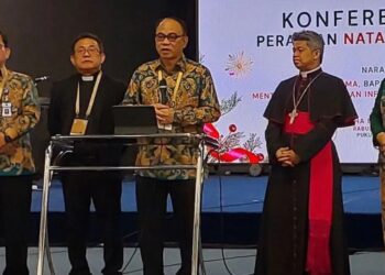 Menteri Komunikasi dan Informatika Budi Arie Setiadi (tengah) dalam konferensi pers Ibadah Perayaan Natal Nasional 2023 di Surabaya, Jawa Timur, Rabu (27/12/2023). (MASAPNEWS/ANT)