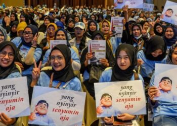 Pendukung Calon Presiden nomor urut 2 Prabowo Subianto menghadiri deklarasi dukungan dari Gerakan Muslim Persatuan Indonesia Cinta Tanah Air (Gempita) di Grand Ballroom Sudirman, Bandung, Jawa Barat, Rabu (27/12/2023). Dalam kunjungan ke Bandung, Prabowo berkesempatan untuk menghadiri deklarasi dukungan dari Gempita untuk Pemilu Presiden pada Februari 2024 mendatang. (MASAPNEWS/ANT)