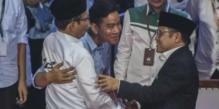 Cawapres nomor urut 1 Muhaimin Iskandar (kanan) berbincang dengan cawapres nomor urut 2 Gibran Rakabuming Raka (tengah) dan cawapres nomor urut 3 Mahfud MD (kiri) dalam debat perdana capres Pemilu 2024 di Gedung KPU RI, Jakarta, Selasa (12/12/2023). (MASAPNEWS/ANT)