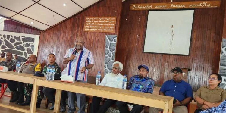 Presiden GIDI Pdt Dorman Wandikbo saat memberikan arahan dalam rapat bersama unsur Forkopimda serta Pemprov Papua untuk menindaklanjuti kedatangan, ibadah hingga pemakaman almarhum Lukas Enembe di Jayapura, Papua, Rabu (27/12/2023). (MASAPNEWS/ANT/HO-Humas Polda Papua)