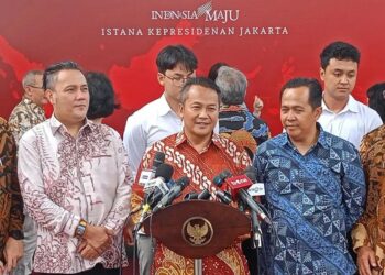 Ketua DPP Asosiasi Sedulur Kayu dan Mebel (Sekabel) Setyo Wisnu Broto (tengah) memberikan keterangan kepada wartawan usai bertemu Presiden Joko Widodo di Istana Kepresidenan Jakarta, Kamis (29/12/2023). Sekabel dan Presiden membahas mengenai rencana pembangunan Kawasan Ekonomi Khusus (KEK) industri kayu. (MASAPNEWS/ANT)