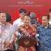 Ketua DPP Asosiasi Sedulur Kayu dan Mebel (Sekabel) Setyo Wisnu Broto (tengah) memberikan keterangan kepada wartawan usai bertemu Presiden Joko Widodo di Istana Kepresidenan Jakarta, Kamis (29/12/2023). Sekabel dan Presiden membahas mengenai rencana pembangunan Kawasan Ekonomi Khusus (KEK) industri kayu. (MASAPNEWS/ANT)