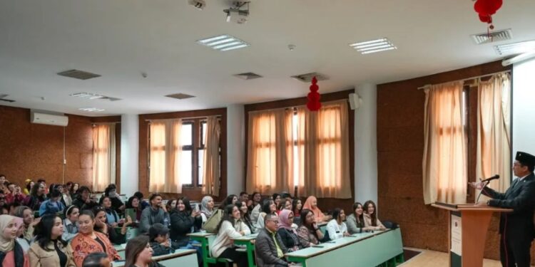 Duta Besar RI untuk Tunisia Zuhairi Misrawi memberi kuliah umum di Universitas Carthage di Tunis, Tunisia, 29 Desember 2023. (MASAPNEWS/ANT/HO-KBRI Tunis)