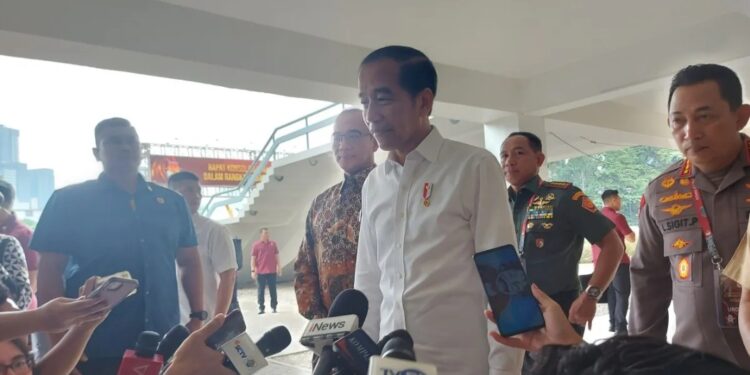Presiden Joko Widodo saat menyampaikan keterangan kepada wartawan usai menghadiri Rapat Konsolidasi Nasional 2023 Dalam Rangka Kesiapan Pemilu 2024 di Istora Senayan Gelora Bung Karno, Jakarta, Sabtu (30/12/2023). (MASAPNEWS/ANT)