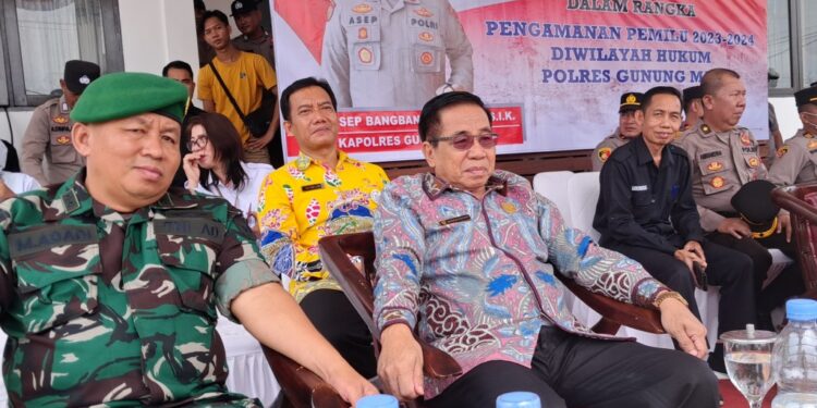 Ketua DPRD Kabupaten Gunung Mas Akerman Sahidar bersama Pabung Kodim 1016 Palangka Kabupaten Gunung Mas Letkol Inf Maksun Abadi menyaksikan simulasi sispamkota di halaman kantor KPU kabupaten setempat di Kuala Kurun, (12/10/2023). (IST)