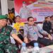 Ketua DPRD Kabupaten Gunung Mas Akerman Sahidar bersama Pabung Kodim 1016 Palangka Kabupaten Gunung Mas Letkol Inf Maksun Abadi menyaksikan simulasi sispamkota di halaman kantor KPU kabupaten setempat di Kuala Kurun, (12/10/2023). (IST)