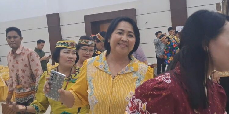 Legislator Kabupaten Gunung Mas Iceu Purnamasari dan lainnya menari manasai, saat menerima kedatangan rombongan UEM di Kuala Kurun, Kamis (12/10/2023). (IST)