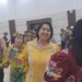 Legislator Kabupaten Gunung Mas Iceu Purnamasari dan lainnya menari manasai, saat menerima kedatangan rombongan UEM di Kuala Kurun, Kamis (12/10/2023). (IST)