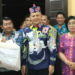Bupati Gunung Mas Jaya S Monong dan Wakil Bupati Efrensia LP Umbing, mendampingi Kepala Dinas Pendidikan, Kepemudaan dan Olahraga Aprianto serta Kepala Dinsos Jhonson Ahmad, menyerahkan bantuan alat olahraga kepada Lurah Kampuri Junjung Tuah saat Safari Natal di Desa Rangan Tate Kecamatan Mihing Raya, Kamis (7/12/2023). (Diskominfosantik Gunung Mas)