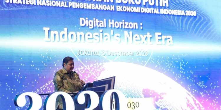 Menteri Koordinator bidang Perekonomian Airlangga Hartarto menyampaikan paparan saat peluncuran buku putih Strategi Nasional Pengembangan Ekonomi Digital Indonesia 2030 di Jakarta, Rabu (6/12/2023). (MASAPNEWS/ANT)