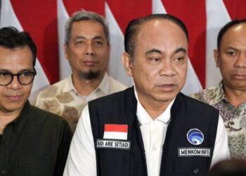 Menteri Komunikasi dan Informatika Budi Arie Setiadi (dua kanan) memberikan pernyataan kepada media di Ruang VIP Terminal 3 Bandara Soekarno-Hatta, Tangerang, Banten, Jumat (29/12/2023). (MASAPNEWS/ANT/HO-Kemenkominfo)