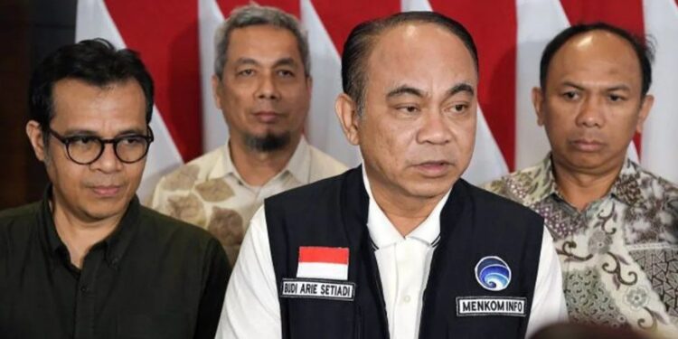 Menteri Komunikasi dan Informatika Budi Arie Setiadi (dua kanan) memberikan pernyataan kepada media di Ruang VIP Terminal 3 Bandara Soekarno-Hatta, Tangerang, Banten, Jumat (29/12/2023). (MASAPNEWS/ANT/HO-Kemenkominfo)