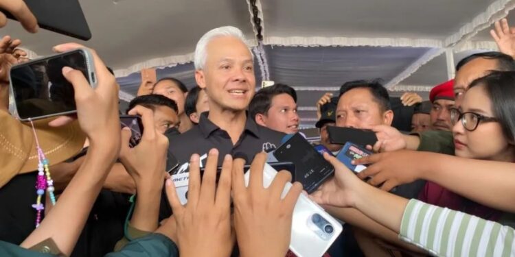 Calon presiden nomor urut 3 Ganjar Pranowo usai menghadiri "Launching KTP Sakti" di Lapangan Bangsalan, Kabupaten Boyolali, Jawa Tengah, Sabtu (30/12/2023). (MASAPNEWS/ANT)
