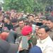 Menhan Prabowo Subianto saat menyapa warga di Lapang Karanganyar, Kampung Kalijaga Desa Karanganyar Kecamatan Jampangkulon, Kabupaten Sukabumi, Jawa Barat pada Sabtu, (30/12/2023). (MASAPNEWS/ANT)