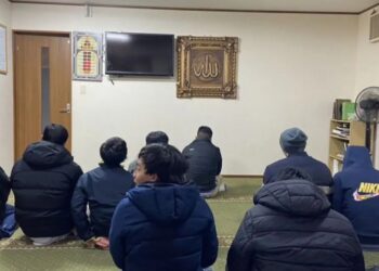 Sejumlah WNI usai menjalankan ibadah salat Isya di Masjid Kanazawa, Prefektur Ishikawa, Jepang, Senin (1/1/2024) waktu setempat. (MASAPNEWS/ANT/HO-Dian Novitasari)