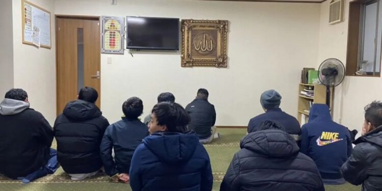 Sejumlah WNI usai menjalankan ibadah salat Isya di Masjid Kanazawa, Prefektur Ishikawa, Jepang, Senin (1/1/2024) waktu setempat. (MASAPNEWS/ANT/HO-Dian Novitasari)