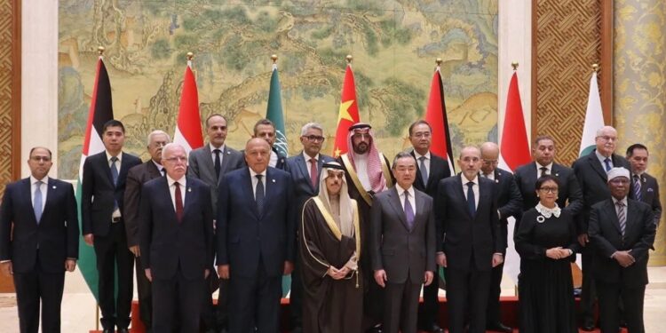 Arsip foto - Utusan Organisasi Kerja Sama Islam (OKI) yang terdiri dari (depan kiri ke kanan) Menlu Palestina Riyad Al-Maliki, Menlu Mesir Sameh Shoukry, Menlu Saudi Pangeran Faisal bin Farhan Al Saud, Menlu China Wang Yi, Wakil Perdana Menteri yang juga Menlu Yordania Ayman Safadi, Menlu Retno Marsudi dan Sekretaris Jenderal OKI Hissein Brahim Taha berfoto sebelum melakukan pertemuan untuk mencari solusi konflik Palestina-Israel di Beijing, China, Senin (20/11/2023). Pertemuan tersebut adalah aksi dari pemberian mandat dalam KTT Luar biasa OKI untuk memulai tindakan atas nama OKI dan Liga Arab guna menghentikan perang di Gaza. (MASAPNEWS/ANT)