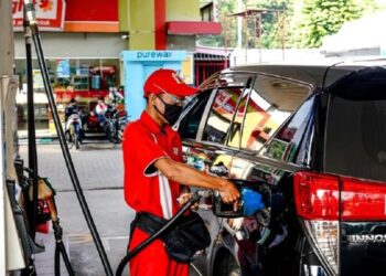 Petugas melayani pembelian bahan bakar di SPBU. (MASAPNEWS/ANT/HO-Pertamina)