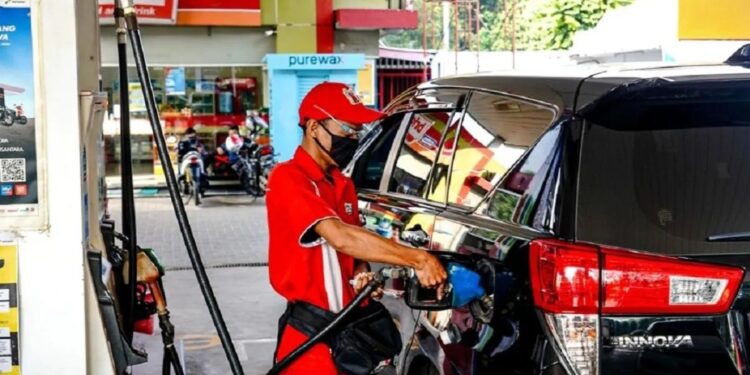 Petugas melayani pembelian bahan bakar di SPBU. (MASAPNEWS/ANT/HO-Pertamina)