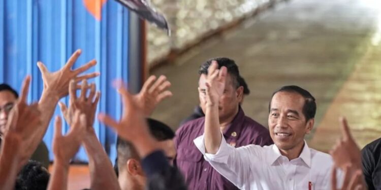 Presiden Joko Widodo (kanan) membagikan kaos kepada warga usai mengecek stok beras di Gudang Bulog Klahang, Kabupaten Banyumas, Jateng, Rabu (3/1/2024). Presiden memastikan bantuan pangan Cadangan Beras Pemerintah (CBP), sebanyak 10 kilogram bagi setiap penerima manfaat telah tersalurkan untuk Januari serta akan dilanjutkan pada Februari dan Maret. (MASAPNEWS/ANT)