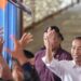 Presiden Joko Widodo (kanan) membagikan kaos kepada warga usai mengecek stok beras di Gudang Bulog Klahang, Kabupaten Banyumas, Jateng, Rabu (3/1/2024). Presiden memastikan bantuan pangan Cadangan Beras Pemerintah (CBP), sebanyak 10 kilogram bagi setiap penerima manfaat telah tersalurkan untuk Januari serta akan dilanjutkan pada Februari dan Maret. (MASAPNEWS/ANT)