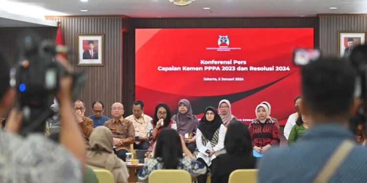 Dari kiri ke kanan: Deputi Bidang Perlindungan Khusus Anak KemenPPPA Nahar, Deputi Bidang Pemenuhan Hak Anak KemenPPPA Pribudiarta Nur Sitepu, Menteri PPPA Bintang Puspayoga, dan Plt Sekretaris Kementerian Pemberdayaan Perempuan dan Perlindungan Anak Titi Eko Rahayu dalam konferensi pers Capaian KemenPPPA Tahun 2023 dan Resolusi Tahun 2024, di Jakarta, Jumat (5/1/2024). (MASAPNEWS/ANT/HO-Kemen PPPA)