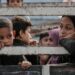 Anak-anak duduk di belakang truk saat warga Palestina berangkat dari bagian utara Gaza untuk meninggalkan Jalur Gaza bagian tengah dan selatan pada 10 November 2023. (MASAPNEWS/ANT/Anadolu)