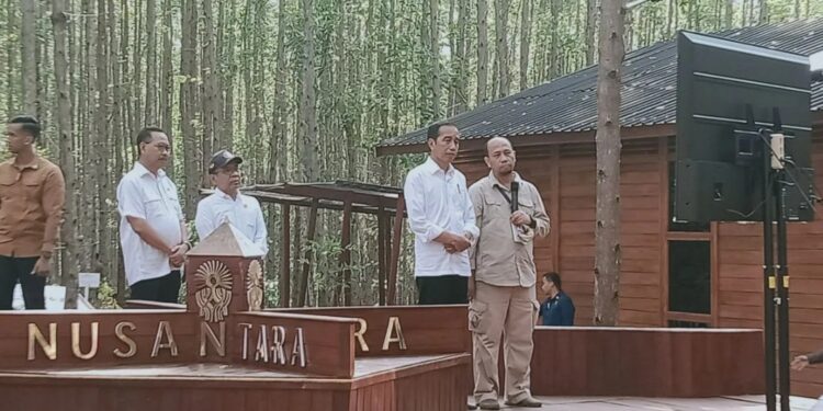 Presiden Jokowi saat berada di Miniatur Hunian Hutan Tropis sebagai sektor pembangunan ruang hijau berlokasi di Glamping Kota Nusantara di Kecamatan Sepaku, Kabupaten Penajam Paser Utara, Provinsi Kalimantan Timur, pada kunjungan 20-21 Desember 2023 (MASAPNEWS/ANT)