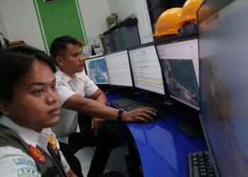 Petugas memantau layar monitor alat pendeteksi dini gempa di Kantor BMKG Kelas III Ternate, Ternate, Maluku Utara, Rabu (3/1/2024). (MASAPNEWS/ANT)