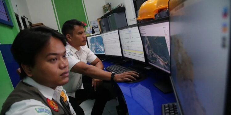 Petugas memantau layar monitor alat pendeteksi dini gempa di Kantor BMKG Kelas III Ternate, Ternate, Maluku Utara, Rabu (3/1/2024). (MASAPNEWS/ANT)