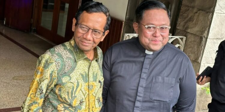 Menko Polhukam Mahfud Md (kiri) saat tiba di Wisma Keuskupan Katedral, Jakarta, Kamis (4/1/2024). (MASAPNEWS/ANT)
