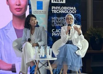 Dokter spesialis kulit dan kelamin Dr. dr. Fitria Agustina Sp.KK FINSDV FAADV (kanan) dan Head of Marketing L’Oréal Dermatological Beauty Indonesia Nestya Sedayu dalam acara peluncuran produk Effaclar Duo+M di kawasan Setiabudi, Jakarta, Sabtu (13/1/2024) (MASAPNEWS/ANT)