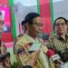 Menteri Koordinator Bidang Politik, Hukum, dan Keamanan (Menko Polhukam) sekaligus Calon Wakil Presiden RI nomor urut 3 Prof Mahfud MD (tengah) menjawab pertanyaan wartawan seusai memaparkan visi dan gagasannya dengan tema Bedah Gagasan dan Visi Calon Pemimpin Bangsa di Kampus Universitas Hasanuddin, Makassar, Sulawesi Selatan, Sabtu (13/1/2024). (MASAPNEWS/ANT)