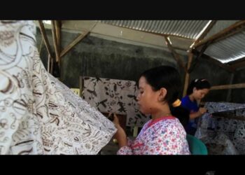 Arsip Foto - Dua orang tenaga kerja perempuan saat sedang menyelesaikan proses membatik. (MASAPNEWS/ANT)
