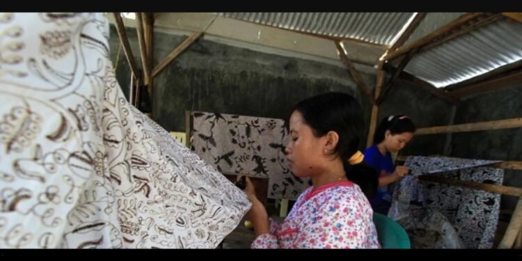 Arsip Foto - Dua orang tenaga kerja perempuan saat sedang menyelesaikan proses membatik. (MASAPNEWS/ANT)
