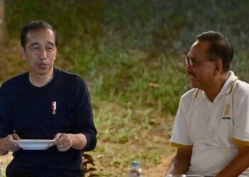 Arsip foto - Presiden Joko Widodo menyantap nasi goreng bersama Kepala Otorita Ibu Kota Nusantara (OIKN) Bambang Susantono (kanan) ketika bermalam di IKN, Penajam, Paser Utara, Kalimantan Timur, Rabu (20/12/2023). (MASAPNEWS/ANT/HO-Biro Pers Sekretariat Presiden)
