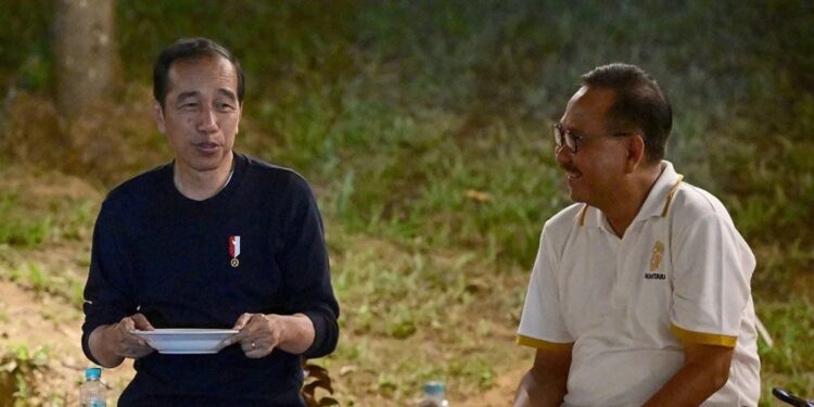 Arsip foto - Presiden Joko Widodo menyantap nasi goreng bersama Kepala Otorita Ibu Kota Nusantara (OIKN) Bambang Susantono (kanan) ketika bermalam di IKN, Penajam, Paser Utara, Kalimantan Timur, Rabu (20/12/2023). (MASAPNEWS/ANT/HO-Biro Pers Sekretariat Presiden)